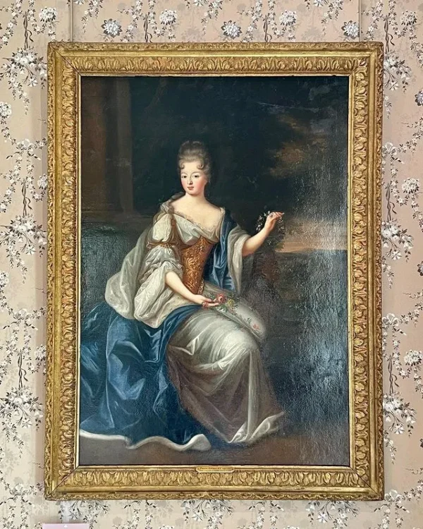 Frame inspired by Louis XV with restraint