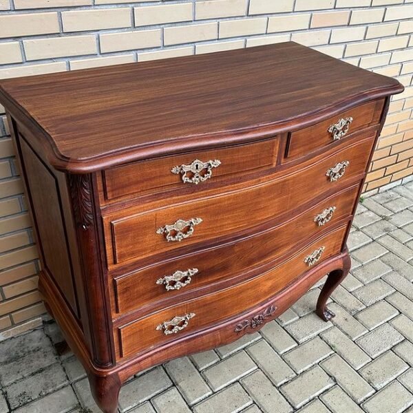Commode with restraint silhouette