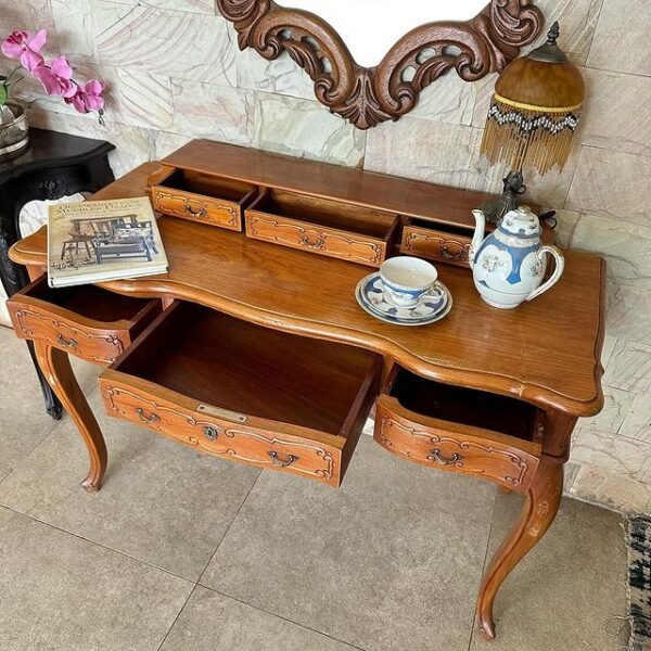 Desk of Louis XV features with elegant silhouette - Image 2